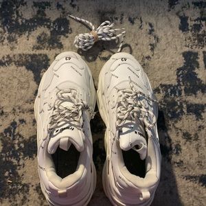 BALENCIAGA TRIPLE S SNEAKER ALLOVER LOGO IN WHITE/BLACK - SIZE 43 - US 10
